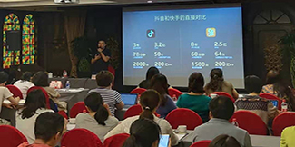 新動(dòng)傳媒MCN機構創(chuàng  )始人CEO慕容繼承老師現場(chǎng)講課視頻。全網(wǎng)粉絲過(guò)億，@祝曉晗抖音粉絲4000萬(wàn)